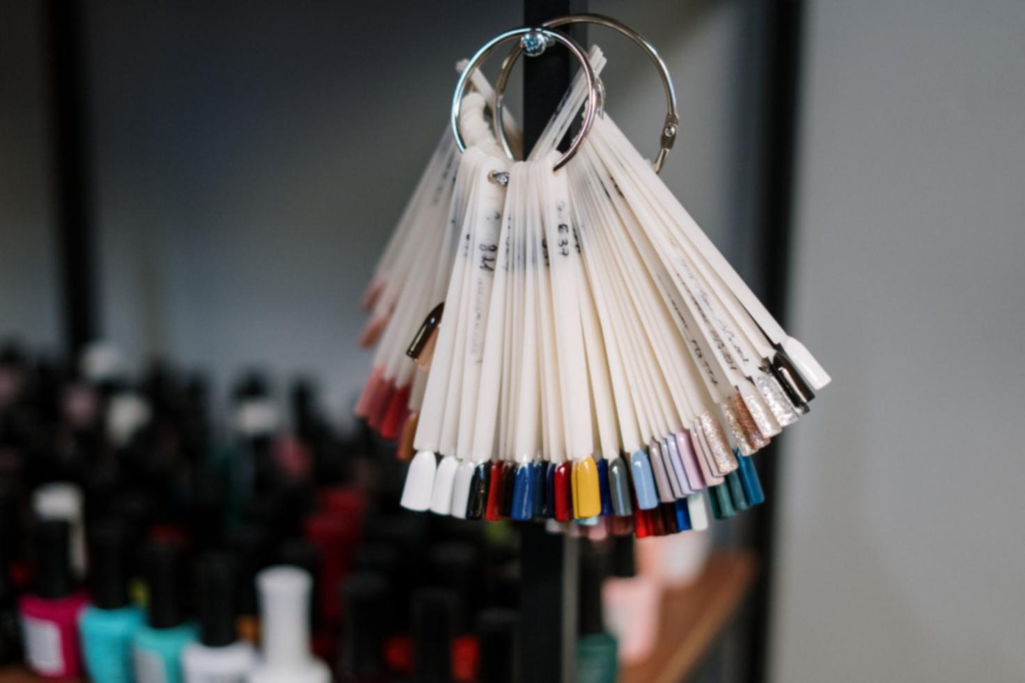 Aula práctica con estudiantes desarrollando técnicas